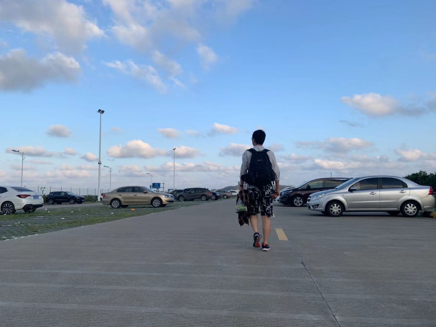 Leo 在旅途中向前行走